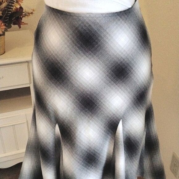 Dressbarn Plaid Skirt  - Picture 2 of 9